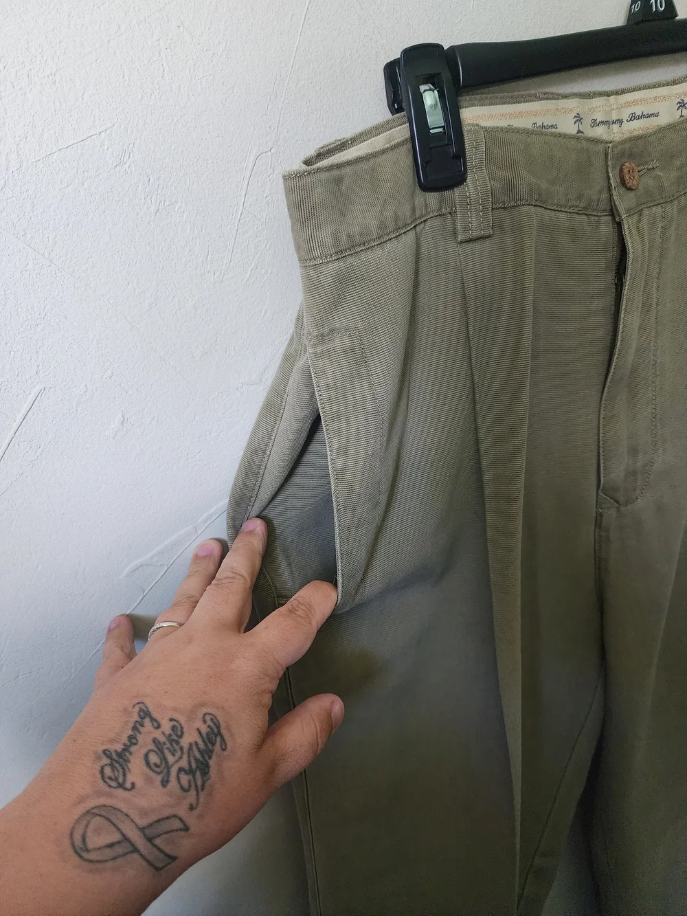 Tommy Bahama Pleated Chino Pants in Khaki Size 32